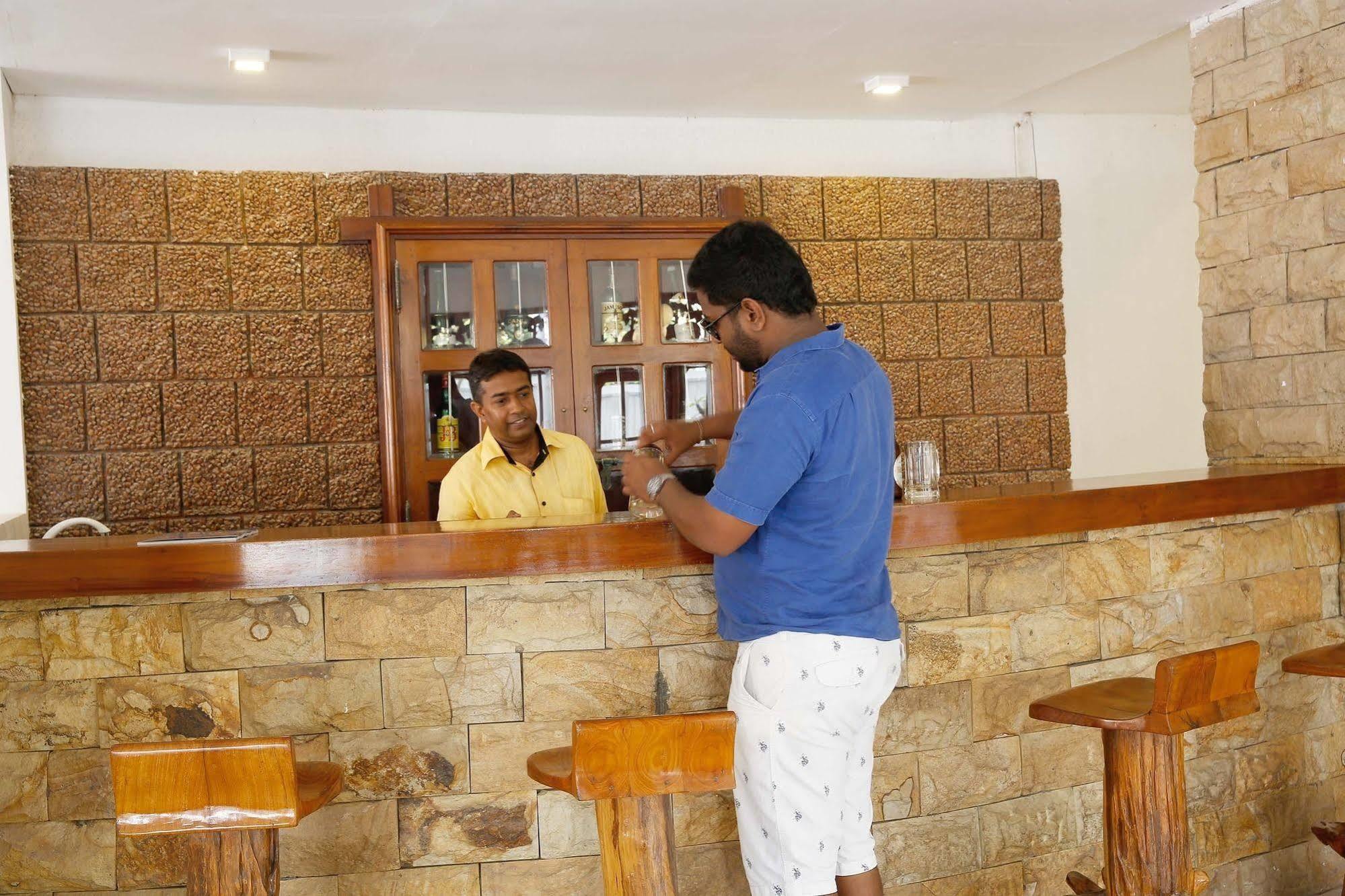 The Reef Beach Hotel Негомбо Екстер'єр фото