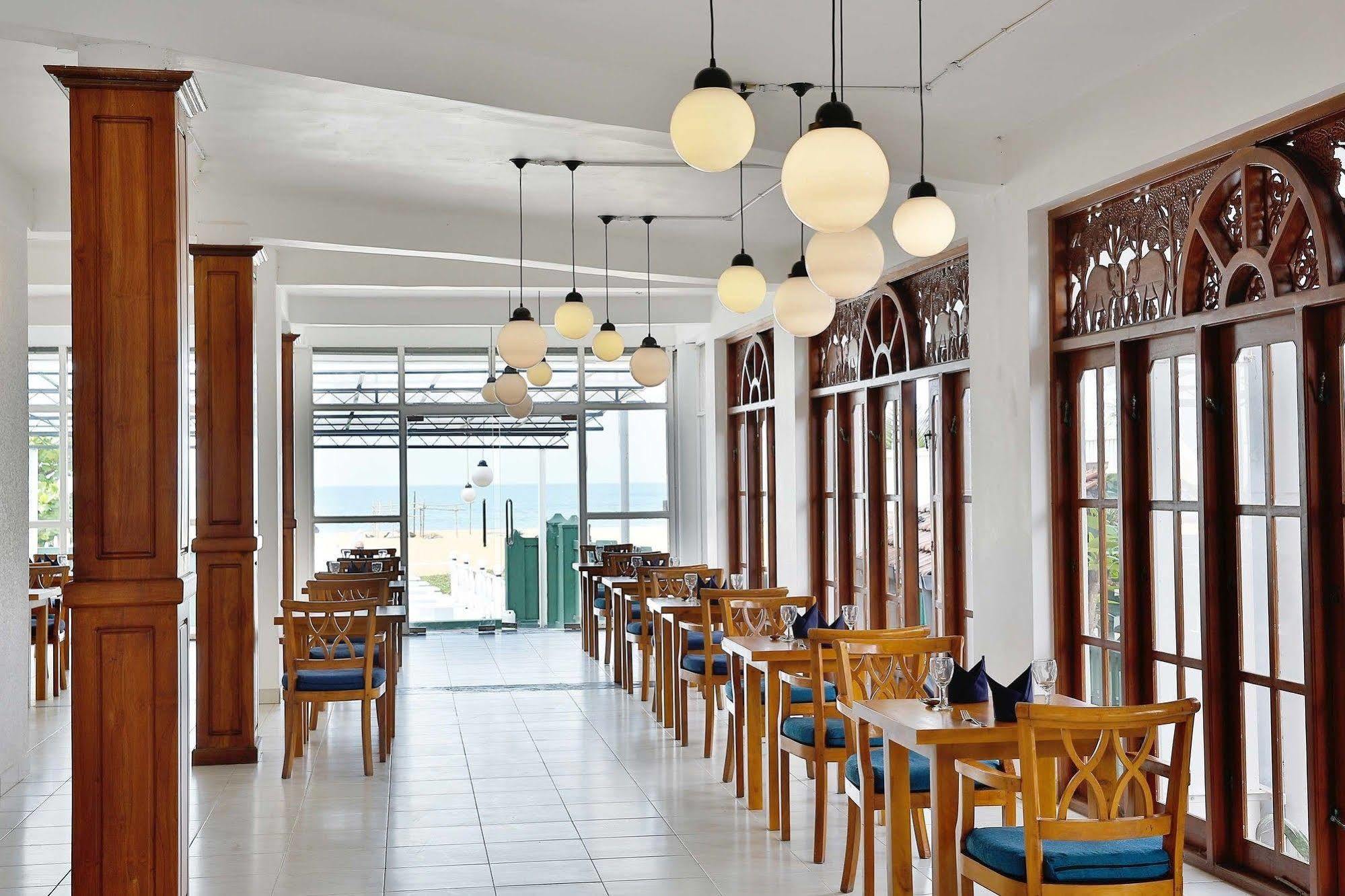 The Reef Beach Hotel Негомбо Екстер'єр фото