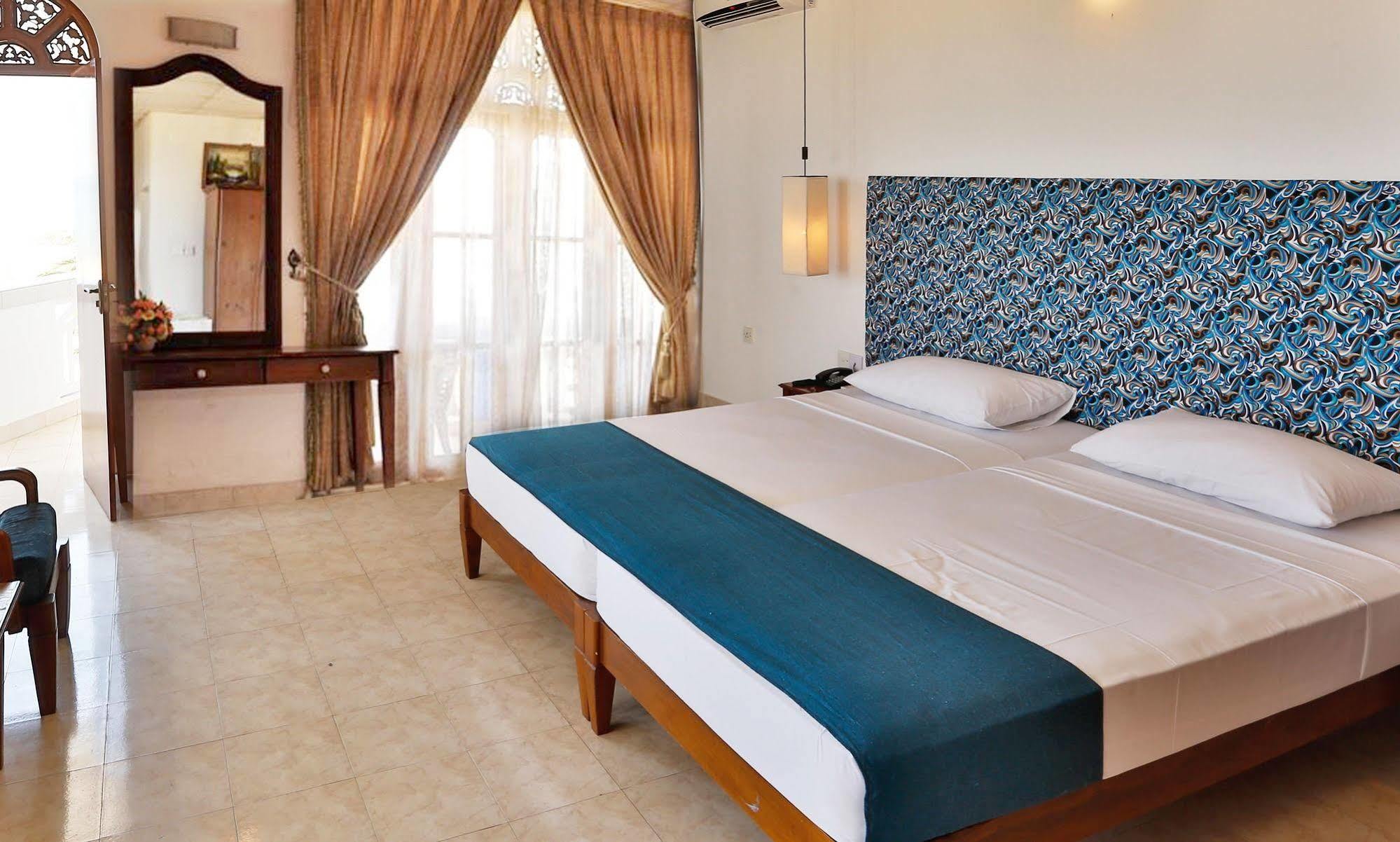 The Reef Beach Hotel Негомбо Екстер'єр фото